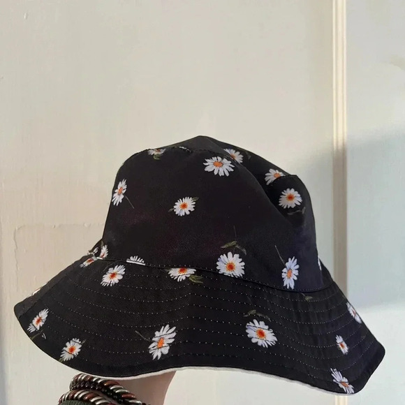 Alex + Olivia Daisy Flowers Reversible Bucket Hat Unisex - Picture 1 of 5